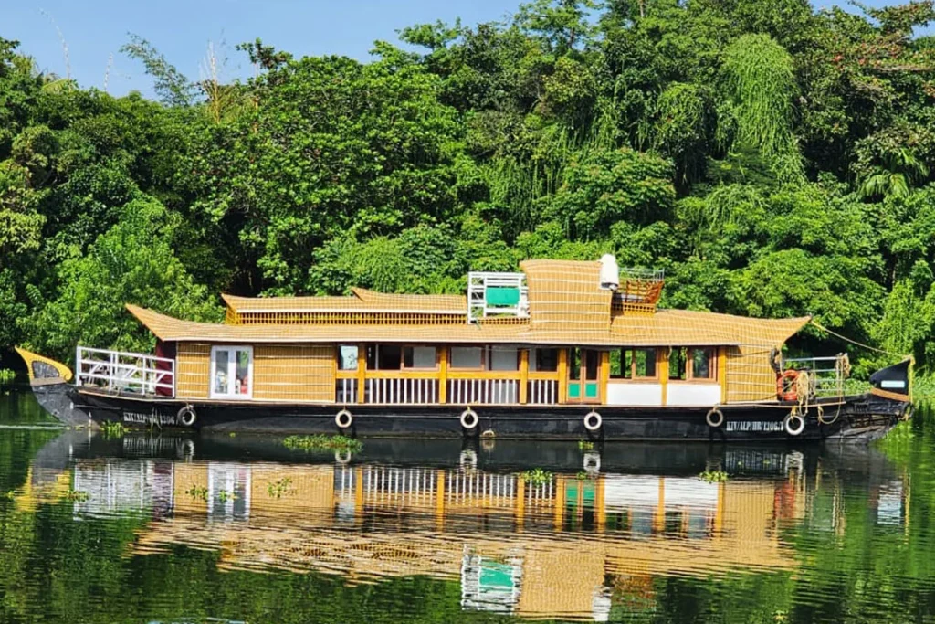 Lunch cruise on a Shikara in Alleppey backwaters.